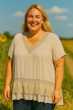 Immagine di CURVY GIRL VISCOSE SUMMER TOP WITH LACE DETAIL